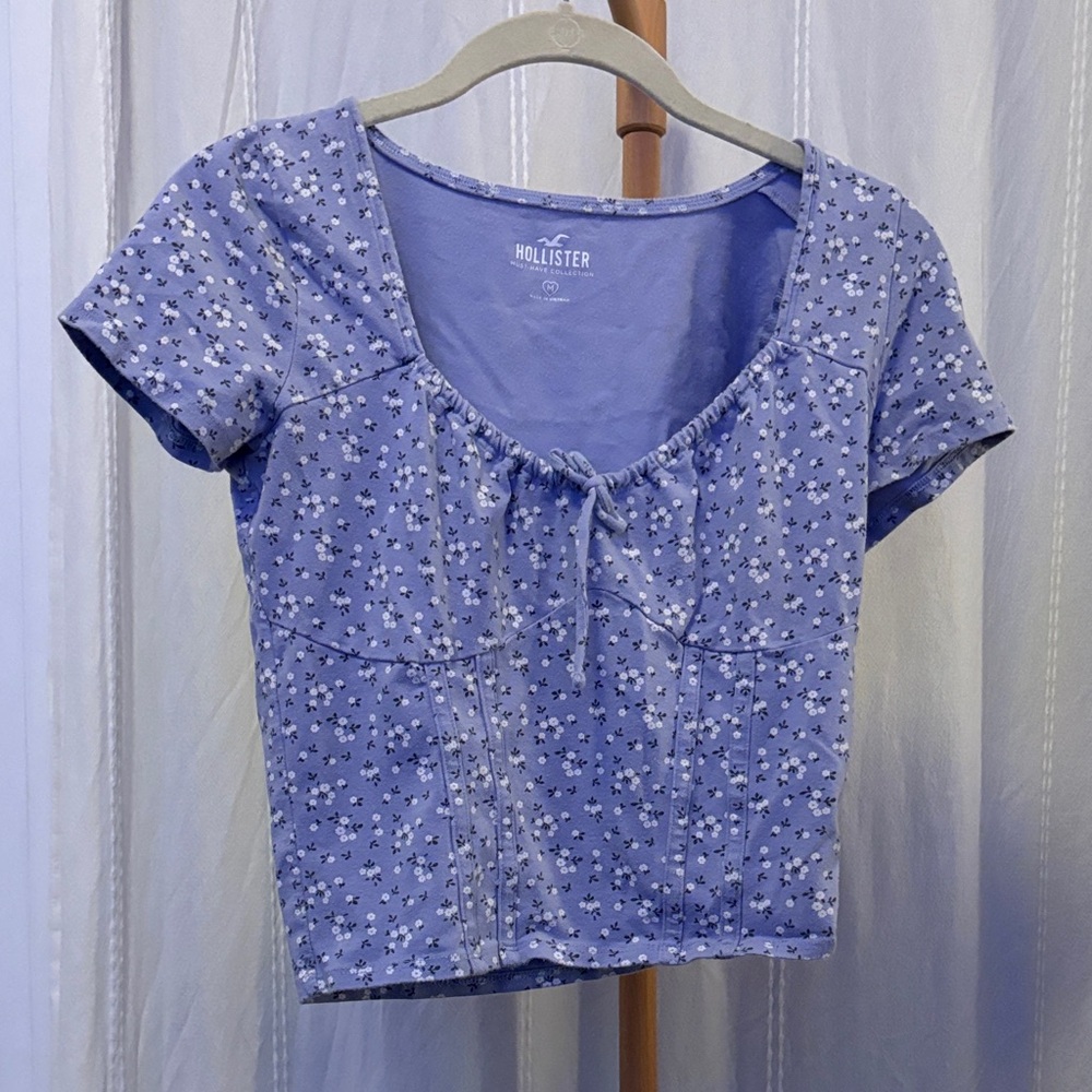 Periwinkle floral Hollister top - M